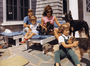 Kennedy_Family_with_Dogs_During_a_Weekend_at_Hyannisport_1963-crop